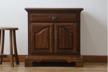 中古　高級アメリカ輸入家具　小振りなサイズが使いやすいサイドキャビネット(サイドテーブル、ナイトテーブル、収納棚)(R-068795)