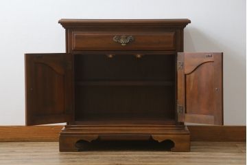 中古　高級アメリカ輸入家具　小振りなサイズが使いやすいサイドキャビネット(サイドテーブル、ナイトテーブル、収納棚)(R-068795)