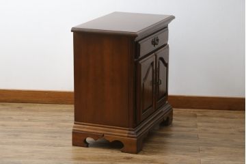 中古　高級アメリカ輸入家具　小振りなサイズが使いやすいサイドキャビネット(サイドテーブル、ナイトテーブル、収納棚)(R-068795)