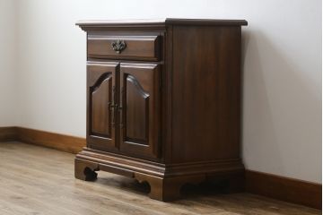 中古　高級アメリカ輸入家具　小振りなサイズが使いやすいサイドキャビネット(サイドテーブル、ナイトテーブル、収納棚)(R-068795)