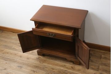 中古　高級アメリカ輸入家具　小振りなサイズが使いやすいサイドキャビネット(サイドテーブル、ナイトテーブル、収納棚)(R-068795)