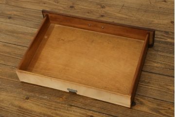 中古　高級アメリカ輸入家具　小振りなサイズが使いやすいサイドキャビネット(サイドテーブル、ナイトテーブル、収納棚)(R-068795)