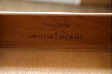中古　高級アメリカ輸入家具　小振りなサイズが使いやすいサイドキャビネット(サイドテーブル、ナイトテーブル、収納棚)(R-068795)