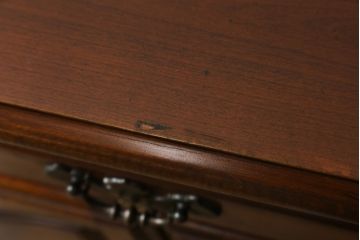 中古　高級アメリカ輸入家具　小振りなサイズが使いやすいサイドキャビネット(サイドテーブル、ナイトテーブル、収納棚)(R-068795)