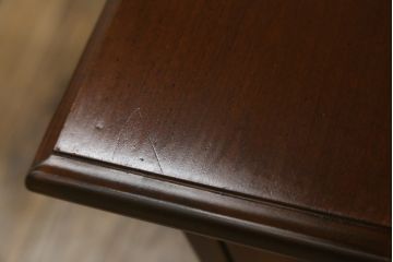 中古　高級アメリカ輸入家具　小振りなサイズが使いやすいサイドキャビネット(サイドテーブル、ナイトテーブル、収納棚)(R-068795)