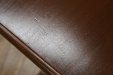 中古　高級アメリカ輸入家具　小振りなサイズが使いやすいサイドキャビネット(サイドテーブル、ナイトテーブル、収納棚)(R-068795)