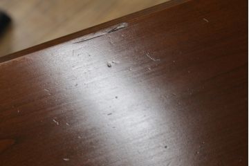 中古　高級アメリカ輸入家具　小振りなサイズが使いやすいサイドキャビネット(サイドテーブル、ナイトテーブル、収納棚)(R-068795)