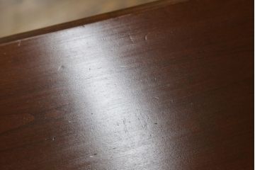 中古　高級アメリカ輸入家具　小振りなサイズが使いやすいサイドキャビネット(サイドテーブル、ナイトテーブル、収納棚)(R-068795)
