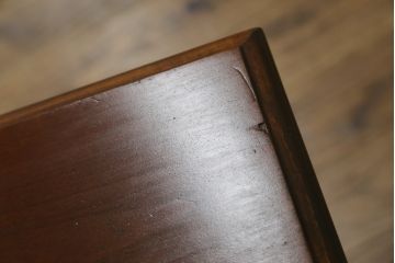 中古　高級アメリカ輸入家具　小振りなサイズが使いやすいサイドキャビネット(サイドテーブル、ナイトテーブル、収納棚)(R-068795)