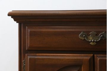 中古　高級アメリカ輸入家具　小振りなサイズが使いやすいサイドキャビネット(サイドテーブル、ナイトテーブル、収納棚)(R-068795)