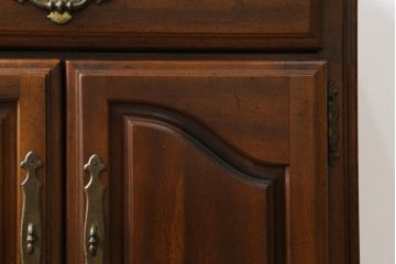 中古　高級アメリカ輸入家具　小振りなサイズが使いやすいサイドキャビネット(サイドテーブル、ナイトテーブル、収納棚)(R-068795)