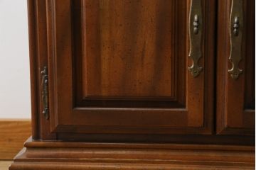 中古　高級アメリカ輸入家具　小振りなサイズが使いやすいサイドキャビネット(サイドテーブル、ナイトテーブル、収納棚)(R-068795)