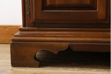 中古　高級アメリカ輸入家具　小振りなサイズが使いやすいサイドキャビネット(サイドテーブル、ナイトテーブル、収納棚)(R-068795)