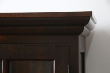 中古　松本民芸家具　品の良さを感じさせるシックな佇まいのA型食器棚(キャビネット、収納棚、戸棚)(定価約55万円)(R-068812)
