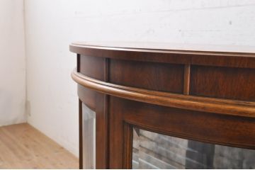 中古　DREXEL HERITAGE(ドレクセルヘリテイジ)　Cameo Classics(キャメオクラシックス)　ハーフムーン(半月型)　照明付き!!美しい曲線デザインに目を奪われるキャビネット(ホールチェスト、サイドボード、サイドキャビネット、飾り棚、ショーケース、収納棚、戸棚、半円型、店舗什器)(R-068817)