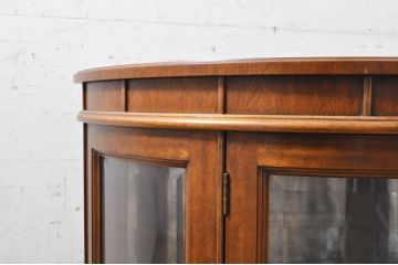 中古　DREXEL HERITAGE(ドレクセルヘリテイジ)　Cameo Classics(キャメオクラシックス)　ハーフムーン(半月型)　照明付き!!美しい曲線デザインに目を奪われるキャビネット(ホールチェスト、サイドボード、サイドキャビネット、飾り棚、ショーケース、収納棚、戸棚、半円型、店舗什器)(R-068817)