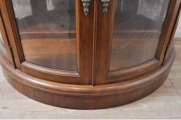 中古　DREXEL HERITAGE(ドレクセルヘリテイジ)　Cameo Classics(キャメオクラシックス)　ハーフムーン(半月型)　照明付き!!美しい曲線デザインに目を奪われるキャビネット(ホールチェスト、サイドボード、サイドキャビネット、飾り棚、ショーケース、収納棚、戸棚、半円型、店舗什器)(R-068817)