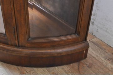 中古　DREXEL HERITAGE(ドレクセルヘリテイジ)　Cameo Classics(キャメオクラシックス)　ハーフムーン(半月型)　照明付き!!美しい曲線デザインに目を奪われるキャビネット(ホールチェスト、サイドボード、サイドキャビネット、飾り棚、ショーケース、収納棚、戸棚、半円型、店舗什器)(R-068817)