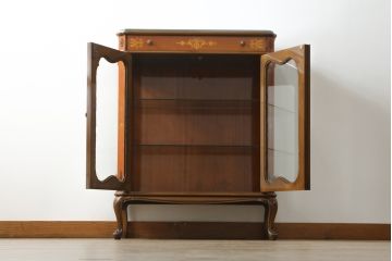 中古　イタリア家具　上品な佇まいが目を引く象嵌入りキャビネット(キュリオケース、ガラスケース、飾り棚、収納棚、戸棚)(R-068818)