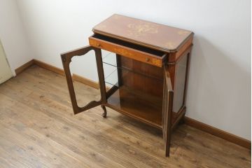 中古　イタリア家具　上品な佇まいが目を引く象嵌入りキャビネット(キュリオケース、ガラスケース、飾り棚、収納棚、戸棚)(R-068818)