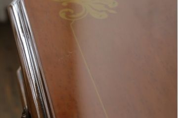 中古　イタリア家具　上品な佇まいが目を引く象嵌入りキャビネット(キュリオケース、ガラスケース、飾り棚、収納棚、戸棚)(R-068818)