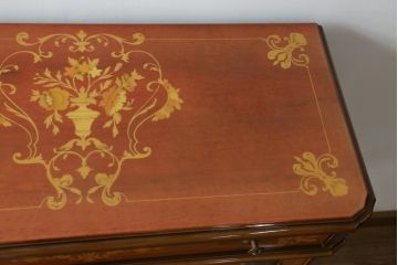 中古　イタリア家具　上品な佇まいが目を引く象嵌入りキャビネット(キュリオケース、ガラスケース、飾り棚、収納棚、戸棚)(R-068818)