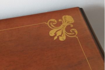 中古　イタリア家具　上品な佇まいが目を引く象嵌入りキャビネット(キュリオケース、ガラスケース、飾り棚、収納棚、戸棚)(R-068818)