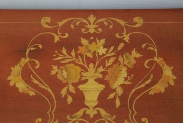 中古　イタリア家具　上品な佇まいが目を引く象嵌入りキャビネット(キュリオケース、ガラスケース、飾り棚、収納棚、戸棚)(R-068818)