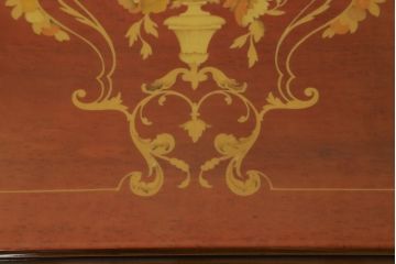 中古　イタリア家具　上品な佇まいが目を引く象嵌入りキャビネット(キュリオケース、ガラスケース、飾り棚、収納棚、戸棚)(R-068818)