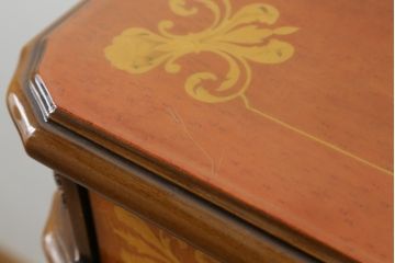 中古　イタリア家具　上品な佇まいが目を引く象嵌入りキャビネット(キュリオケース、ガラスケース、飾り棚、収納棚、戸棚)(R-068818)