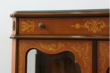 中古　イタリア家具　上品な佇まいが目を引く象嵌入りキャビネット(キュリオケース、ガラスケース、飾り棚、収納棚、戸棚)(R-068818)