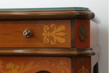 中古　イタリア家具　上品な佇まいが目を引く象嵌入りキャビネット(キュリオケース、ガラスケース、飾り棚、収納棚、戸棚)(R-068818)