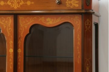 中古　イタリア家具　上品な佇まいが目を引く象嵌入りキャビネット(キュリオケース、ガラスケース、飾り棚、収納棚、戸棚)(R-068818)