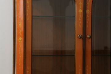中古　イタリア家具　上品な佇まいが目を引く象嵌入りキャビネット(キュリオケース、ガラスケース、飾り棚、収納棚、戸棚)(R-068818)