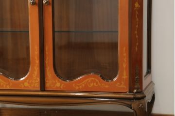 中古　イタリア家具　上品な佇まいが目を引く象嵌入りキャビネット(キュリオケース、ガラスケース、飾り棚、収納棚、戸棚)(R-068818)