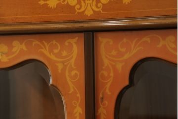 中古　イタリア家具　上品な佇まいが目を引く象嵌入りキャビネット(キュリオケース、ガラスケース、飾り棚、収納棚、戸棚)(R-068818)