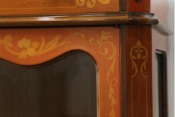 中古　イタリア家具　上品な佇まいが目を引く象嵌入りキャビネット(キュリオケース、ガラスケース、飾り棚、収納棚、戸棚)(R-068818)