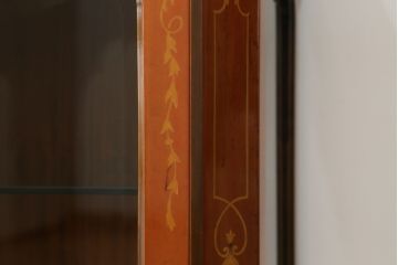 中古　イタリア家具　上品な佇まいが目を引く象嵌入りキャビネット(キュリオケース、ガラスケース、飾り棚、収納棚、戸棚)(R-068818)
