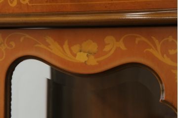 中古　イタリア家具　上品な佇まいが目を引く象嵌入りキャビネット(キュリオケース、ガラスケース、飾り棚、収納棚、戸棚)(R-068818)