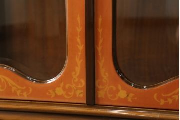 中古　イタリア家具　上品な佇まいが目を引く象嵌入りキャビネット(キュリオケース、ガラスケース、飾り棚、収納棚、戸棚)(R-068818)