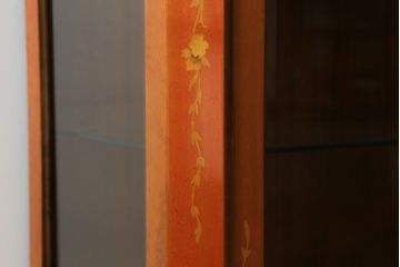 中古　イタリア家具　上品な佇まいが目を引く象嵌入りキャビネット(キュリオケース、ガラスケース、飾り棚、収納棚、戸棚)(R-068818)