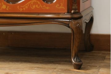 中古　イタリア家具　上品な佇まいが目を引く象嵌入りキャビネット(キュリオケース、ガラスケース、飾り棚、収納棚、戸棚)(R-068818)