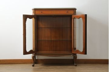 中古　イタリア家具　上品な佇まいが目を引く象嵌入りキャビネット(キュリオケース、ガラスケース、飾り棚、収納棚、戸棚)(R-068819)