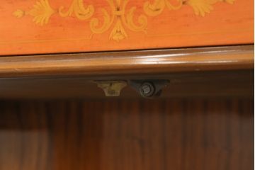 中古　イタリア家具　上品な佇まいが目を引く象嵌入りキャビネット(キュリオケース、ガラスケース、飾り棚、収納棚、戸棚)(R-068819)