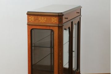 中古　イタリア家具　上品な佇まいが目を引く象嵌入りキャビネット(キュリオケース、ガラスケース、飾り棚、収納棚、戸棚)(R-068819)