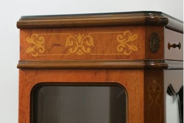 中古　イタリア家具　上品な佇まいが目を引く象嵌入りキャビネット(キュリオケース、ガラスケース、飾り棚、収納棚、戸棚)(R-068819)