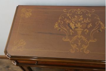 中古　イタリア家具　上品な佇まいが目を引く象嵌入りキャビネット(キュリオケース、ガラスケース、飾り棚、収納棚、戸棚)(R-068819)