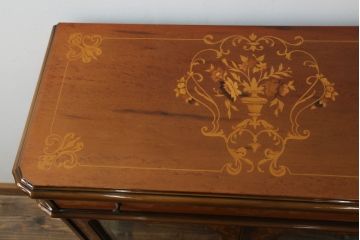 中古　イタリア家具　上品な佇まいが目を引く象嵌入りキャビネット(キュリオケース、ガラスケース、飾り棚、収納棚、戸棚)(R-068819)