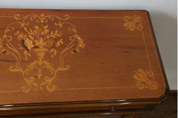 中古　イタリア家具　上品な佇まいが目を引く象嵌入りキャビネット(キュリオケース、ガラスケース、飾り棚、収納棚、戸棚)(R-068819)