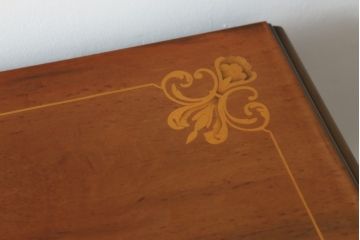中古　イタリア家具　上品な佇まいが目を引く象嵌入りキャビネット(キュリオケース、ガラスケース、飾り棚、収納棚、戸棚)(R-068819)